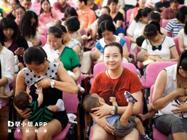 喂宝宝喝奶时是一边15分钟