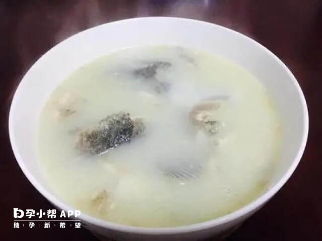 黑鱼汤的做法是将食材准备齐全后炖煮即可