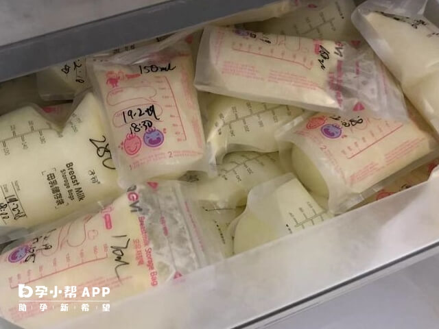 喝不完的母乳尽量是冷冻保存