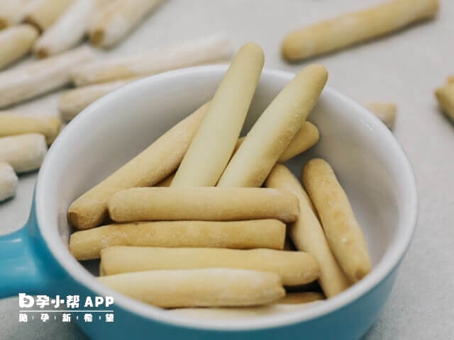 宝宝4月以后一般是先使用磨牙棒