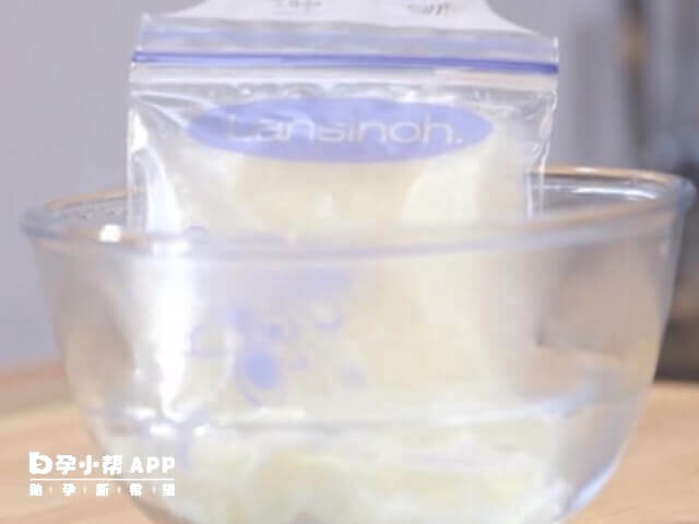 母乳用45度水加热5至15分钟