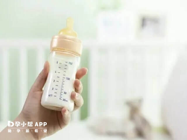 生完孩子后挤出的初乳清如水的原因